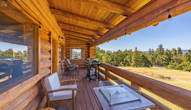 Rowland Log Cabin - Rustic Getaway in Eastern End of The Columbia River Gorge!