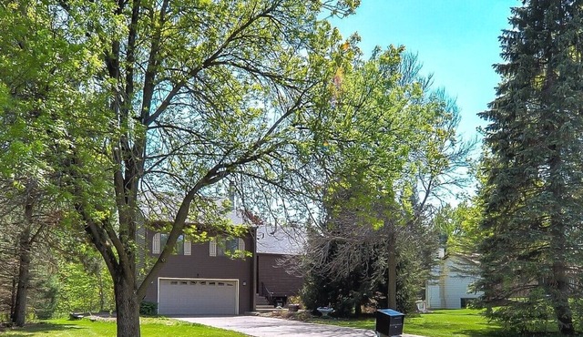 Rural Setting with wildlife viewing, 10 mins to Saint Paul