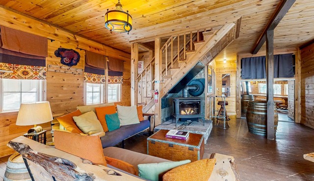 Rustic and Serene Cabin with Great Home Essentials, Close to Skiing