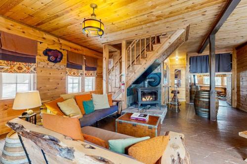 Rustic and Serene Cabin with Great Home Essentials Close to Skiing