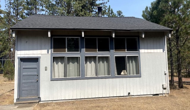 Rustic Cabin Rental near Hoodoo Ski Area and the Deschutes River in Sisters, Oregon