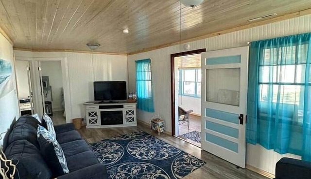 Rustic Charm Cozy Niagara Lakefront Cottage in Youngstown