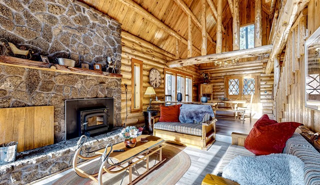 Rustic Charm: Spacious log cabin, close to outdoor adventures, cozy vibes