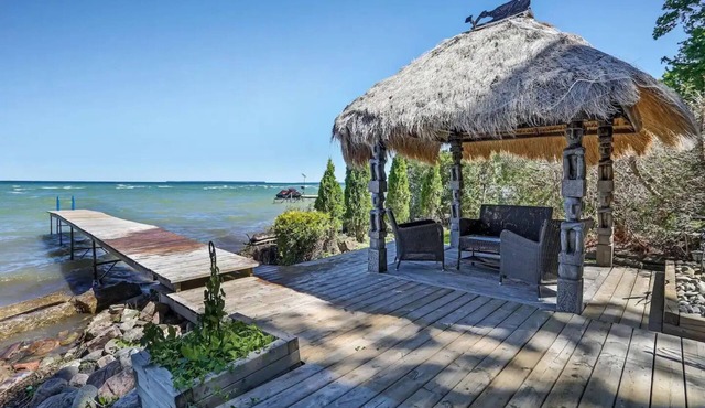 Rustic Chic 4BR Lakehouse | Hot Tub, Ice Fishing in Georgina