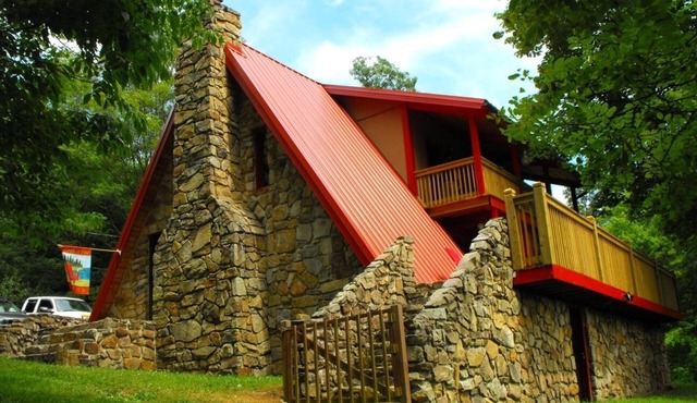 Rustic Chic getaway in Norris Lake's Big Creek area. Pet-Friendly!