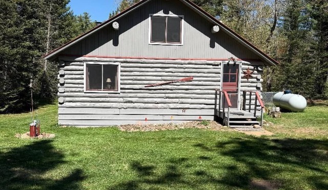 Rustic Clam, a family friendly and dog friendly cabin with fenced in back yard.