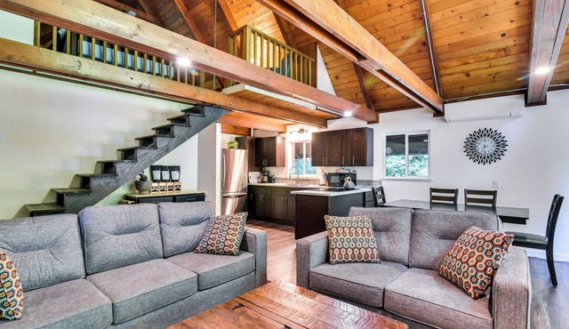 Rustic Cougar Cabin w/Wood-Burning Fire Pit!