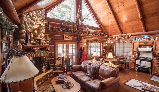 Rustic, Cozy, Northwoods Cabin steps away from Round Lake on Richardson Bay!
