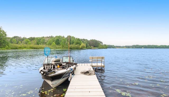 Rustic dog-friendly cabin on Grand Portage Lake with lake views, firepit, WiFi