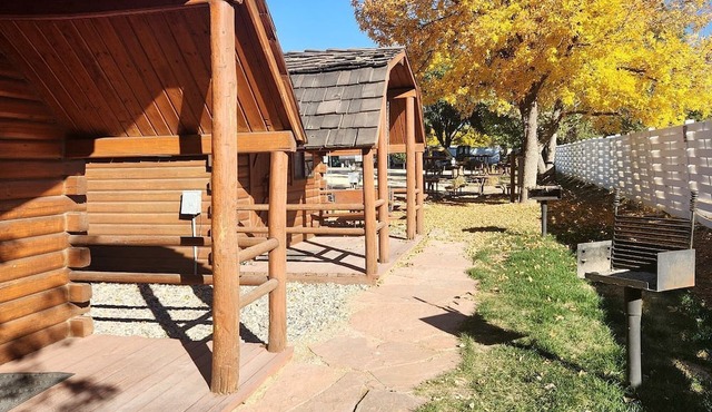 Rustic Extended-Stay Camping Cabin with Scenic Outdoor Amenities near Local Attractions in Fruita, Colorado