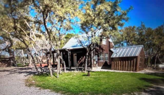 Rustic Hill Country Cabin, oak tree filled 5 acres; rivers & music close +petz in New Braunfels