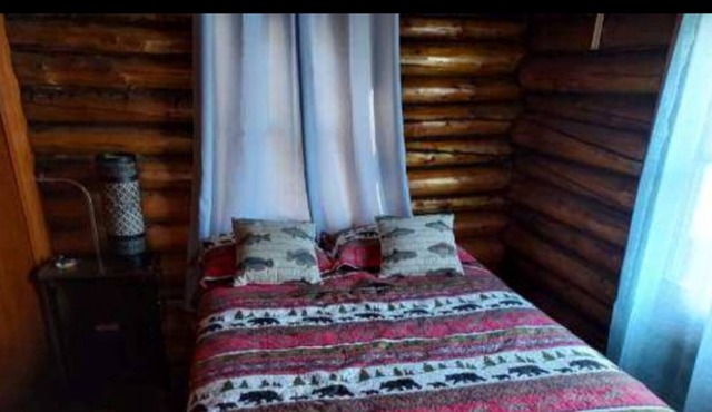 Rustic log cabin near beaches and local boat ramp