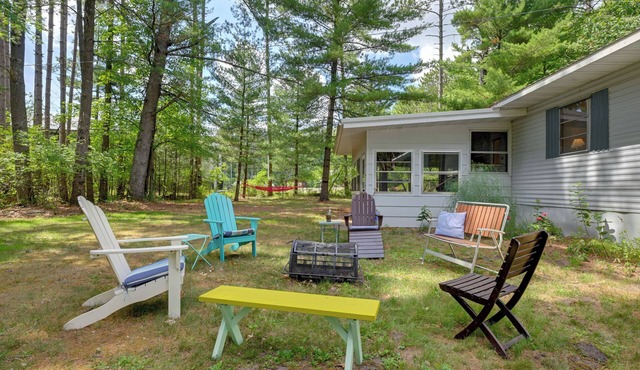 Rustic Mauston Retreat: Walk to Castle Rock Lake