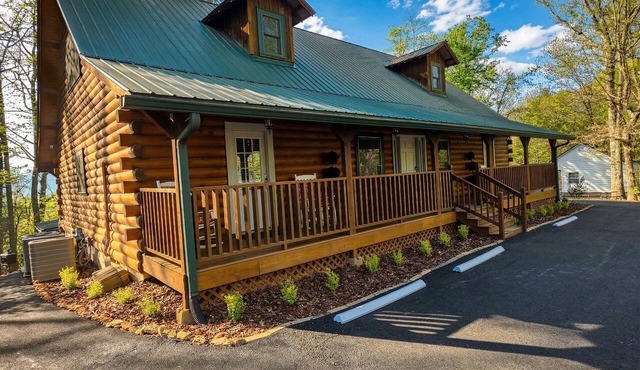 Rustic Retreat- Five Bedroom Log Cabin Lodge + Five private cabins. Sleeps 28! in Dahlonega