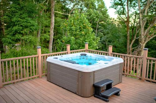 Rustic Ridge Log Cabin: Hot Tub, Games, Views!