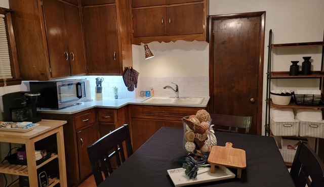 Rustic Riverwest 2-Bedroom Apartment. Conveniently on Locust, 1mi to UW Milw.