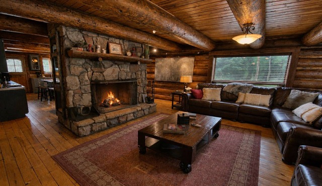 Rustic & Spacious Log Cabin w/Private Hot Tub, Amazing Views, 4 Miles to Ski
