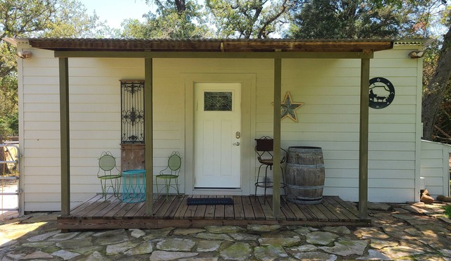 Rustic studio country cabin w/shared pool, firepit, & outdoor kitchen