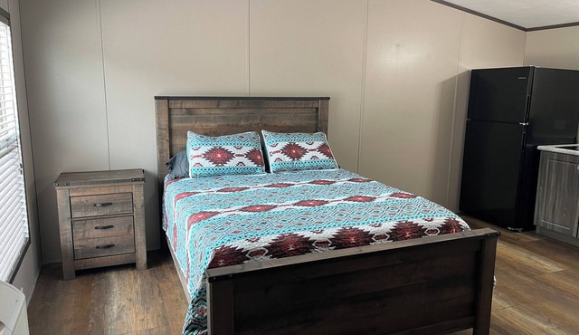 Rustic studio with AC and big screen tv in wonderful Sweeny