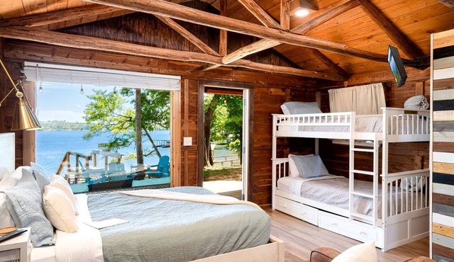 Rustic Waterfront Cabin on Toledo Bend Lake for an Unforgettable Getaway in Nature in Hemphill, Texas