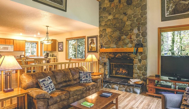 Salmonberry Retreat on the River, Fireplace, Hot Tub. Dogs Welcome