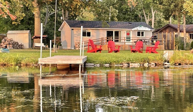 Santa's Waterfront Cottage Retreat - Cozy and Quiet in Harcourt