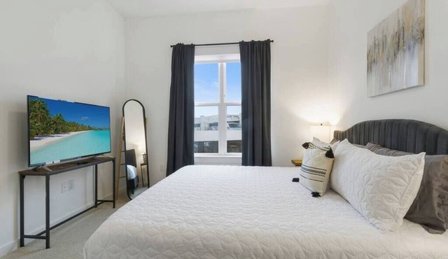 Save Big! Modern Stay by Trails, Food & Shopping
