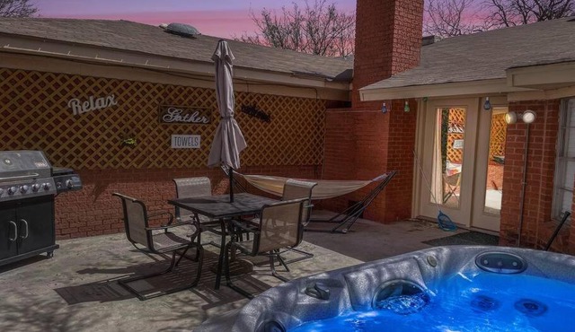 SCARLET SUNSETS! 5 Bdrms Updated 3TV's Hot Tub! in Lubbock