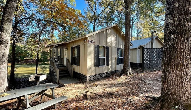 Scenic Waterfront Cabin with Covered Porch Overlooking Private Pond near Zwolle, Louisiana