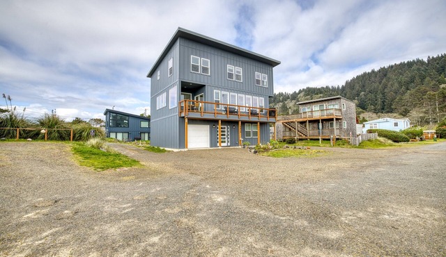 Sea View-Brand new! Steps to beach, great views, open & spacious.