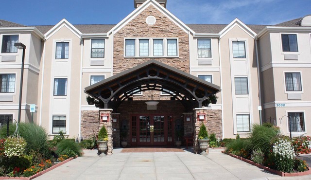 Seasonal Outdoor Pool + Hot Tub + Free Breakfast | Suite Near Airport!