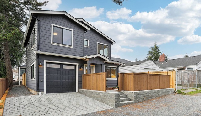 Seattle Retreat, 3 bedroom 2.5 bathroom, Family Friendly near Magnolia Village. in Seattle