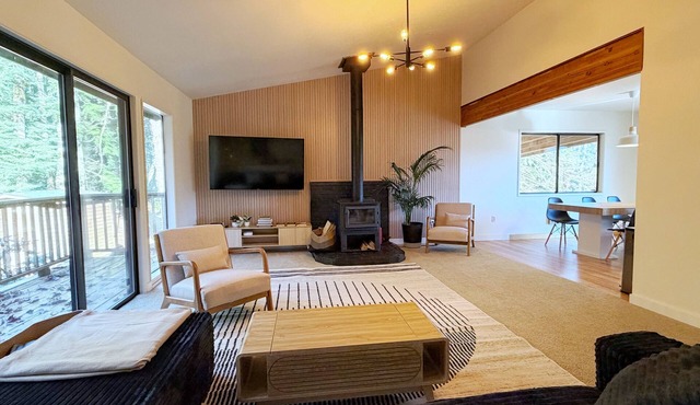 Secluded 5BR Cabin, Hot Tub, Views, Mt Hood