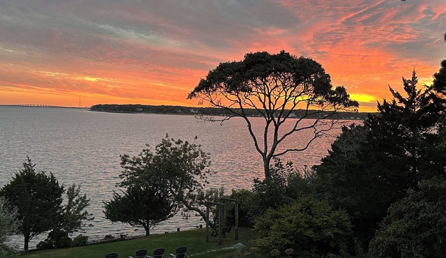 Secluded Bayfront Retreat — Cozy Southampton Escape in Southampton