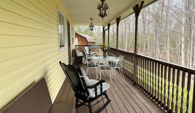 Secluded Large Group Cabin with a Hot Tub and Wi-Fi