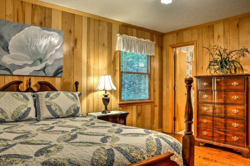 Secluded 'Lavinder Laurel Leaf Cottage' Near Creek
