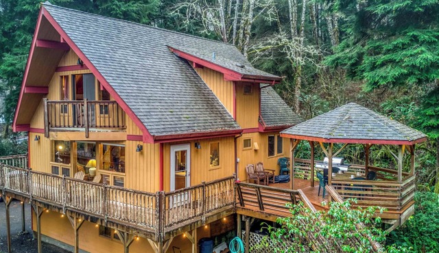 Secluded Rustic Beauty with Hot Tub in this Roomy Cabin Near Pacific City!