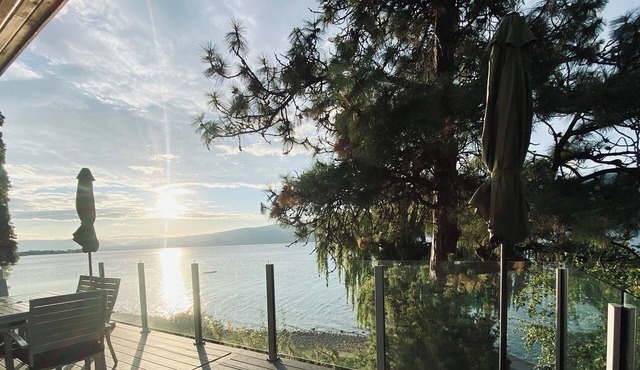 Seclusion Bay Resort 14. Lux Lake Beachfront End Cabin sleeps 8 on Okanagan Lake in West Kelowna