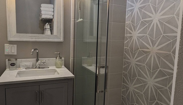 Secret Spa-like Oasis w/Private Suite feat. Hot Tub, Sauna & King-sized Bed