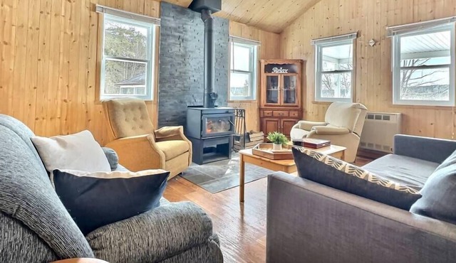 Self-sufficient cottage on the lake in Saint-Alfred
