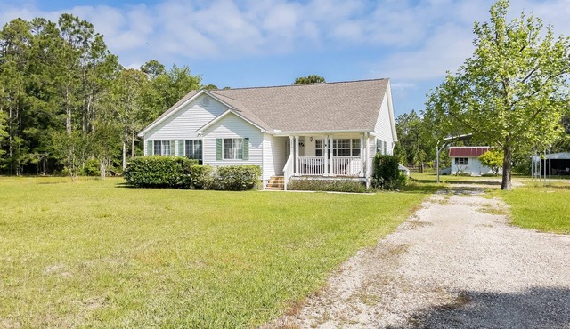 Serene cottage on 3 acres w pond. 10mins to Perdido Key beaches- no hidden fees.