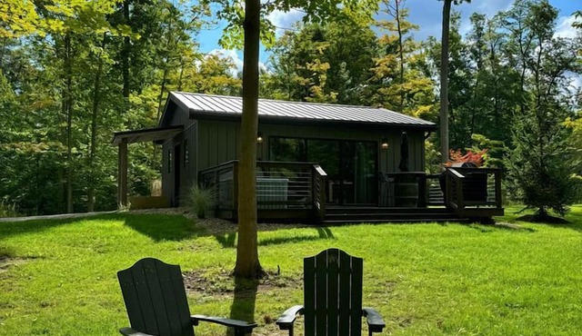 Serene Modern Cabin with Hot Tub Surrounded by Nature for a Romantic Escape near Madison, Ohio in Madison