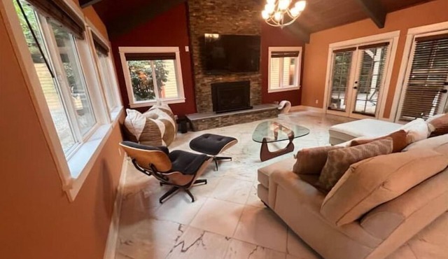 Serene Oasis:Swim Spa, Sauna,fireplace,private,10 min to Downtown,Pet-Friendly!