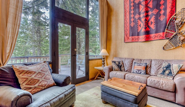 Serene Wooded Retreat with Free WiFi, Large Deck & Spacious Loft - Skiing Nearby