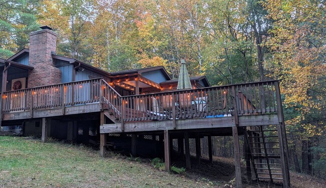 Serenity Haven - secluded dog-friendly cabin w/hot tub, firepit, grill, Wi-Fi in Mount Jackson
