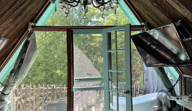 SERENITYS NEST , WATERFRONT, GLOW IN DARK FLOORS, HOT SOAKING TUB