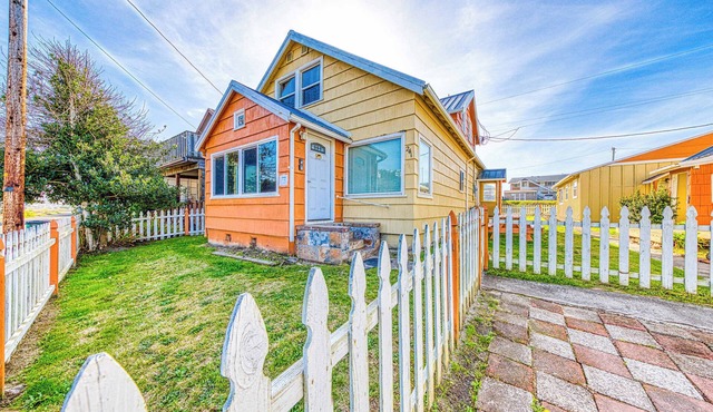 Seven Cozy Cottages Minutes to Beach and Downtown Dogs Welcome