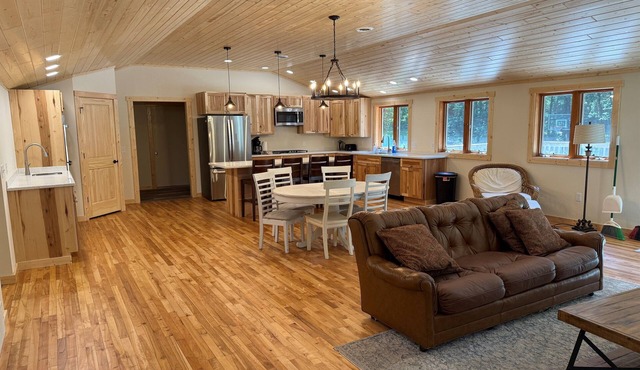 Shady Rest Cabin #12, Brand-New 4-Bedroom Lakeside Cottage