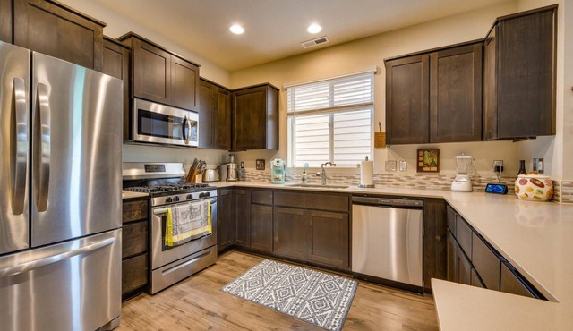 Shared New home private 2 bedroom 1 full bath for guest. Host lives in the home.