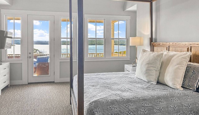 Shore Enough, Carlton Landing! Lakeview for 12!